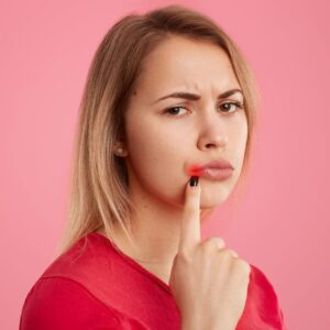 Lee más sobre el artículo ¿Cuál es el estrés emocional que hay detrás del HERPES LABIAL?